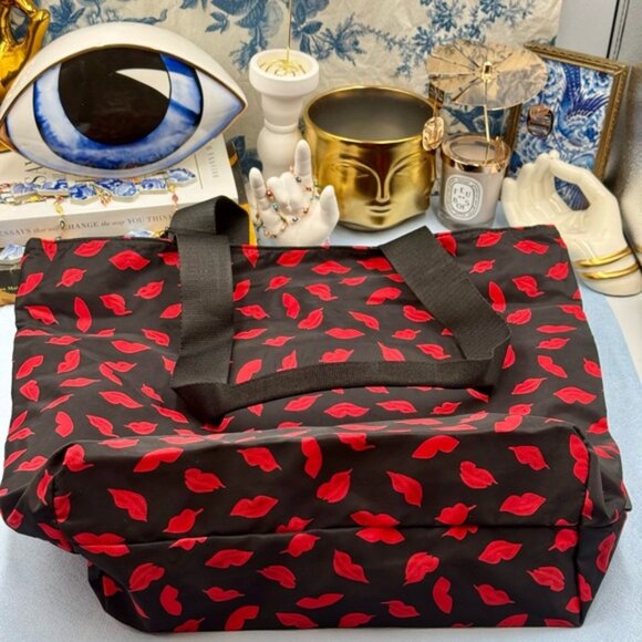 🆕 LULU GUINNESS 🧿 NWT Hand Painted Lips Nylon Zip Tote - Picture 9 of 11